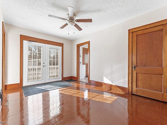 5th image of 128 Bishop St