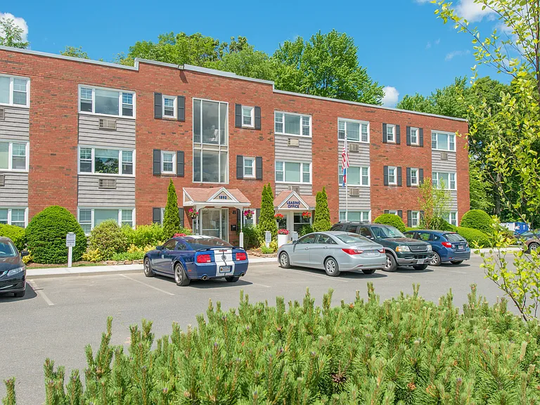Score hassle-free off-street parking right outside your Beacon Square doorstep. Want to level up? Choose reserved parking and claim your spot!