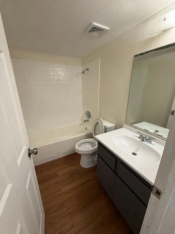 2 bed, 1.0 bath, 803 sqft, $1,350 — Photo 3