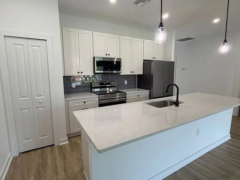 2434 Quentin Ave S — Photo 10
