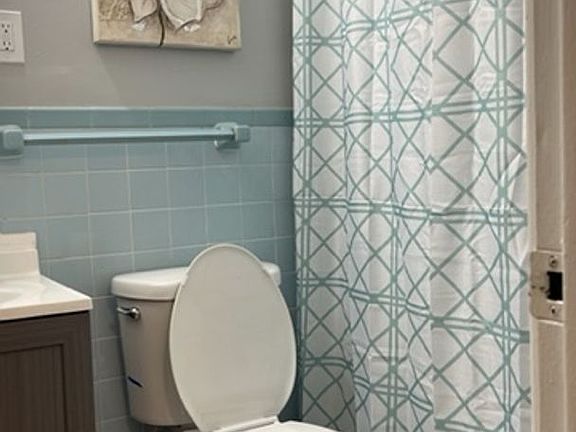 4th image of 467 Maryland Ave W #205