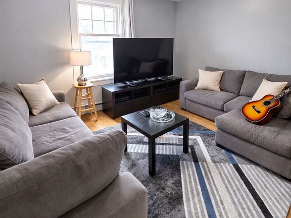 2nd image of 514 Bay St #2