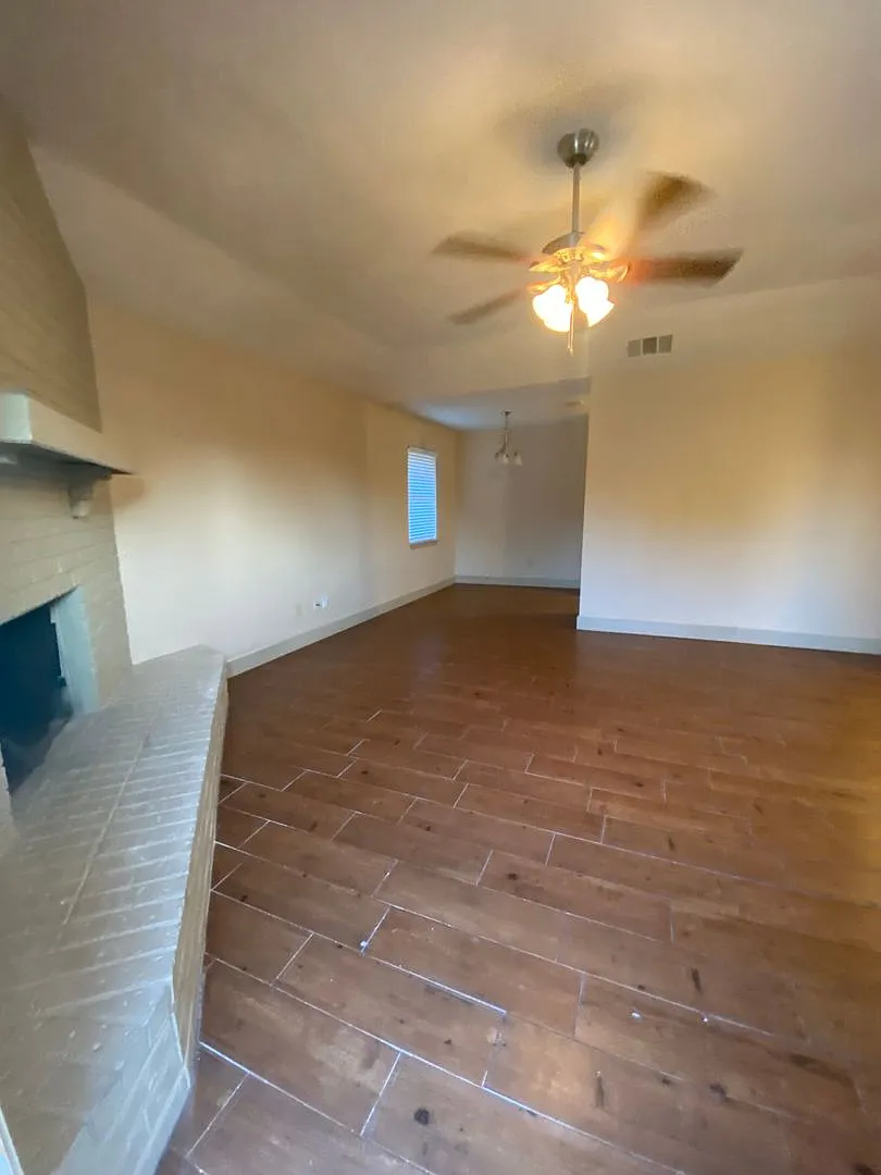 3-bedroom, 2-bathroom — Photo 3