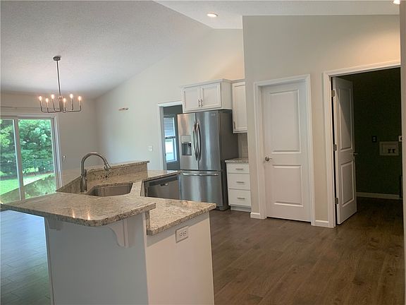 4th image of 650 Pearl Ct