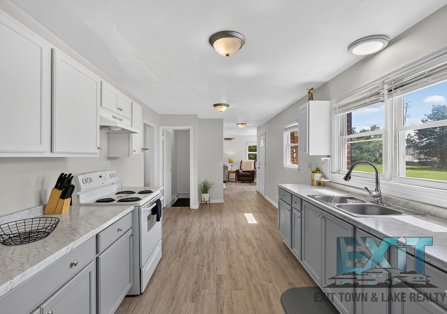Charming Renovated Home in the Heart of South Hill — Photo 4