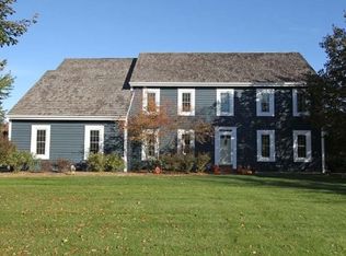 520 W Kenilworth Cir, Mequon, WI 53092