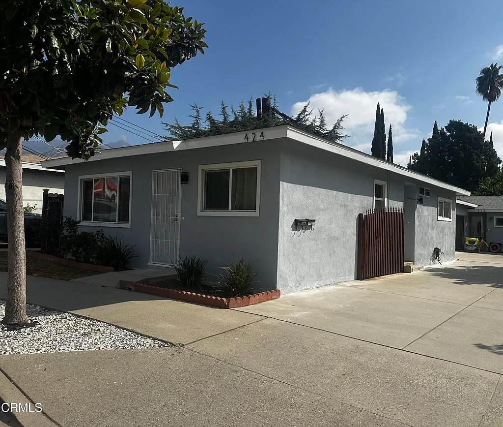 3 bed, 1.0 bath, 1000 sqft, $3,200 — Photo 2