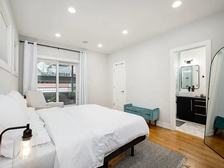 821 W Roscoe St #1 — Photo 9