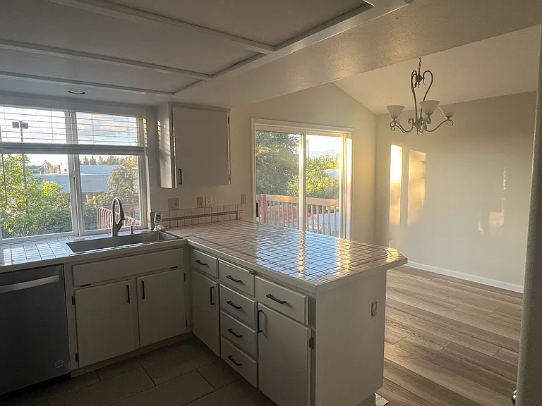 1004 SE 123rd Ave — Photo 9