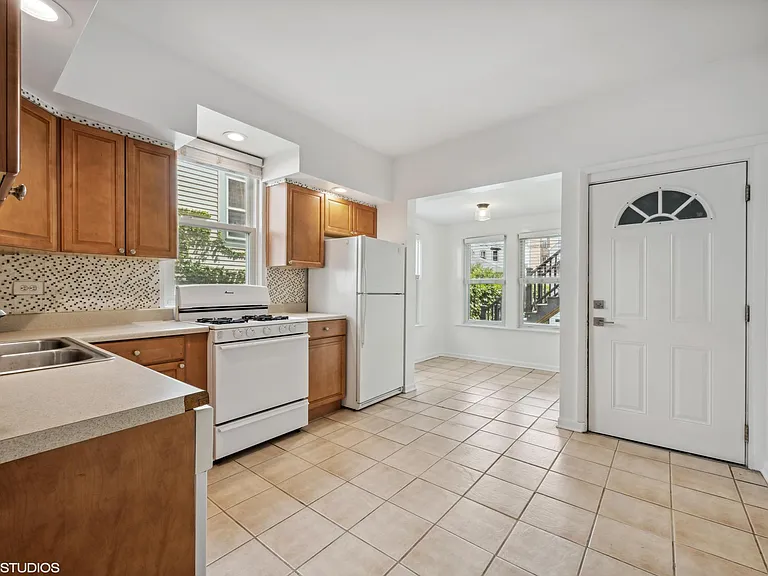 1637 W Barry Ave #1 — Photo 4