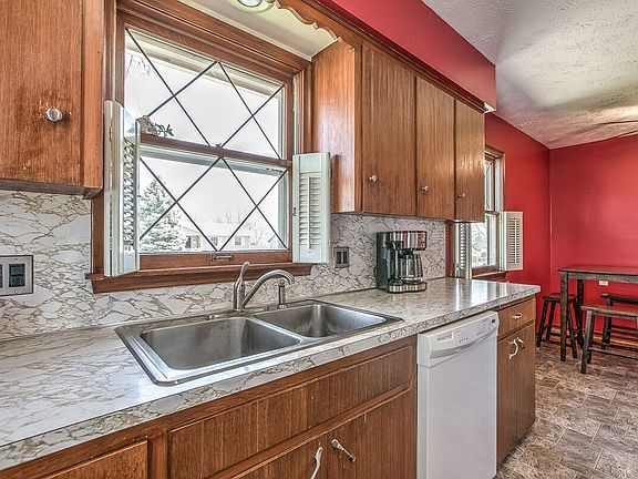 4th image of 8811 Valley View Dr