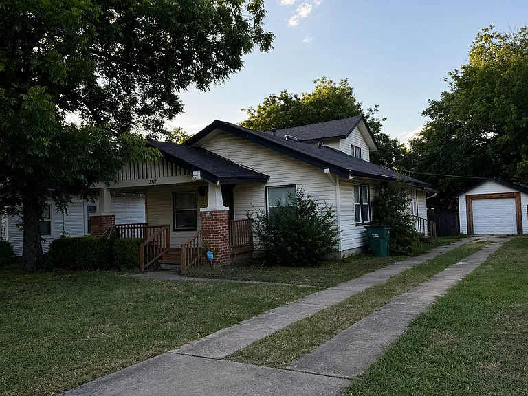 2327 NW 18th St — Photo 2