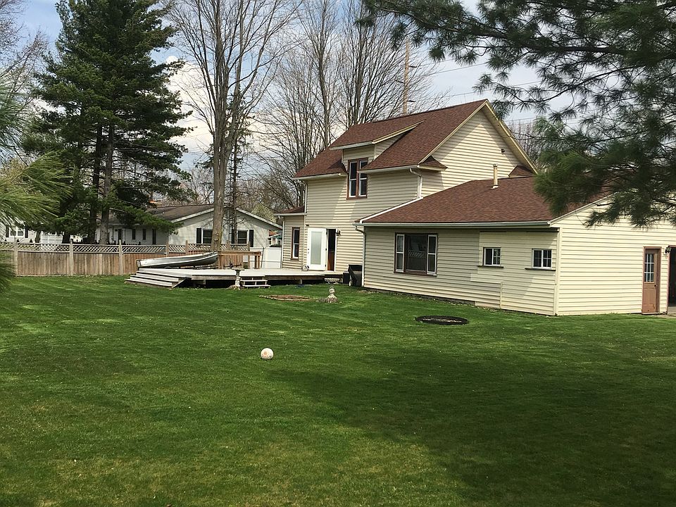 Double lot yard by park