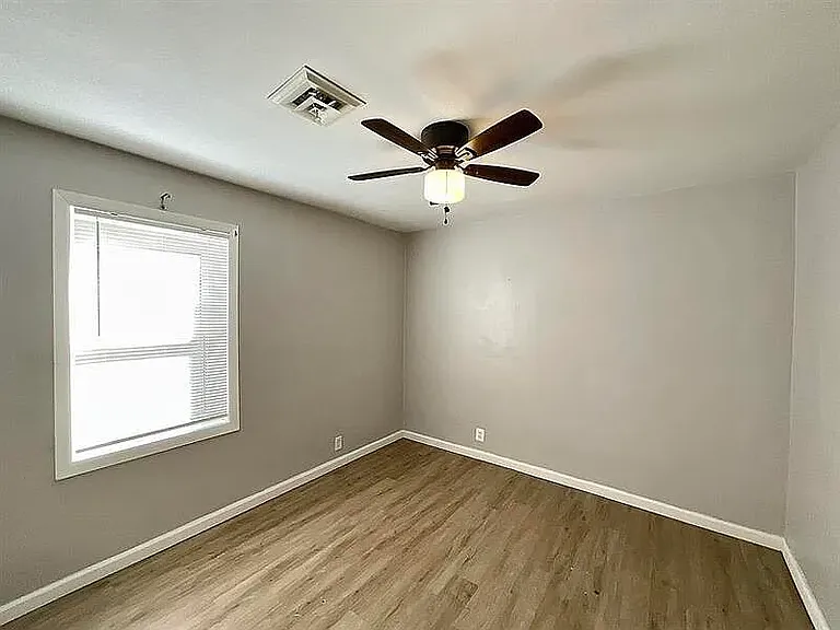 130 Susan Ct — Photo 16