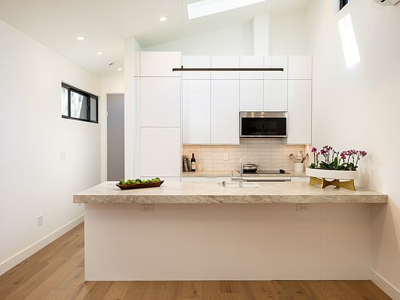 4th image of 10 Sandstone St #A