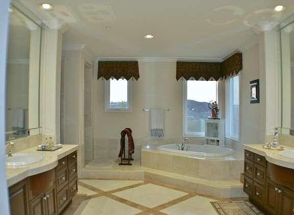 4th image of 2054 Hathaway Blvd