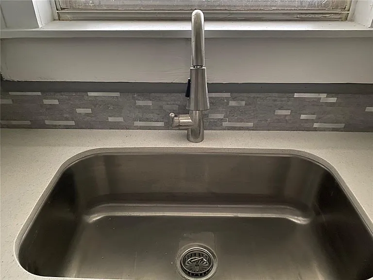 405 E College St — Photo 17