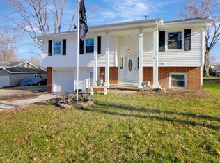 106 S Lake Of The Woods Rd, Mahomet, IL 61853