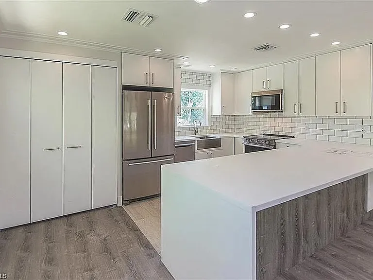 1219 Solana Rd — Photo 2