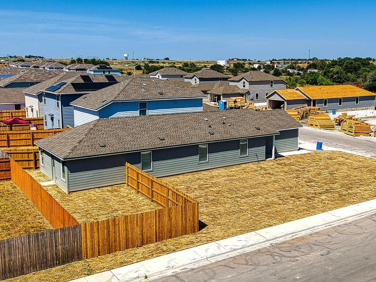 4 bed, 2.0 bath, 1483 sqft, $1,675 — Photo 3