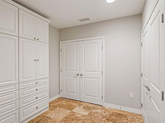 4th image of 500 Throckmorton St APT 2510