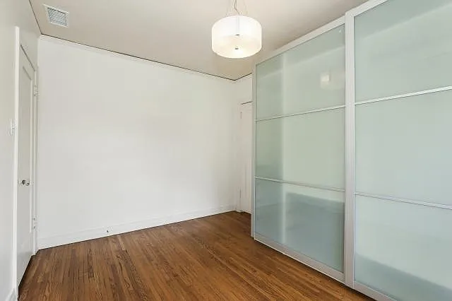 Middle BR w/walk thru door closed