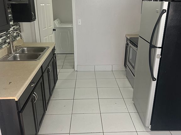 4th image of 208 E Columbus Dr #1/2
