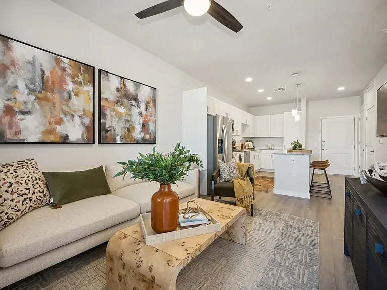 Longbow Luxury Apartments — Photo 36