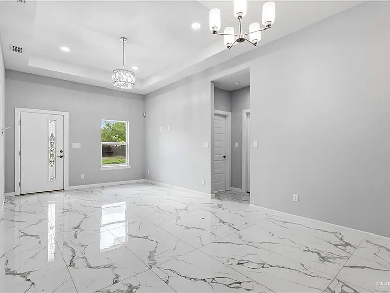 907 S Diplomat Dr — Photo 2