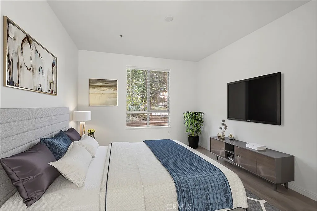 2 bed, 1042 sqft, $3,050 — Photo 3