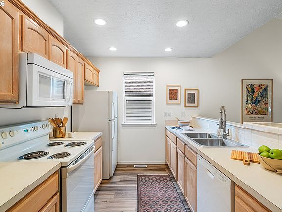 5th image of 19051 Wellesley Ave