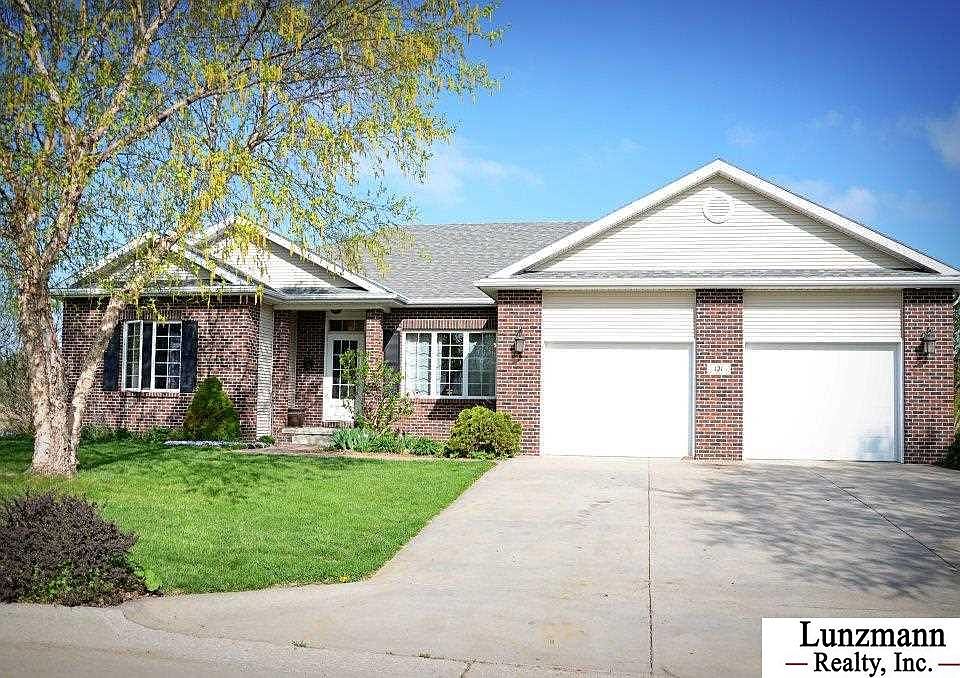 1st image of 121 Whispering Pines Dr