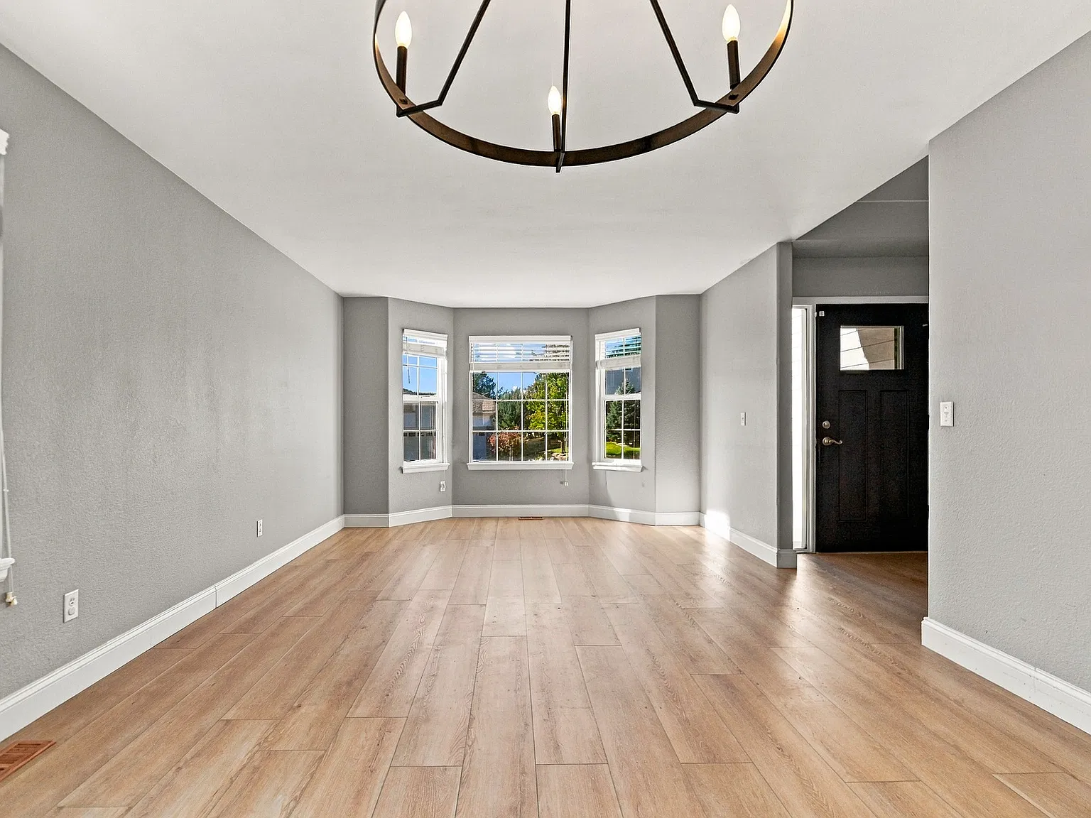 4 bed, 2411 sqft, $3,349 — Photo 3