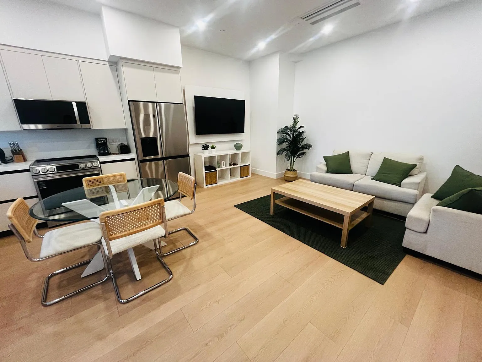 2 bed, 720 sqft, $3,800 — Photo 3