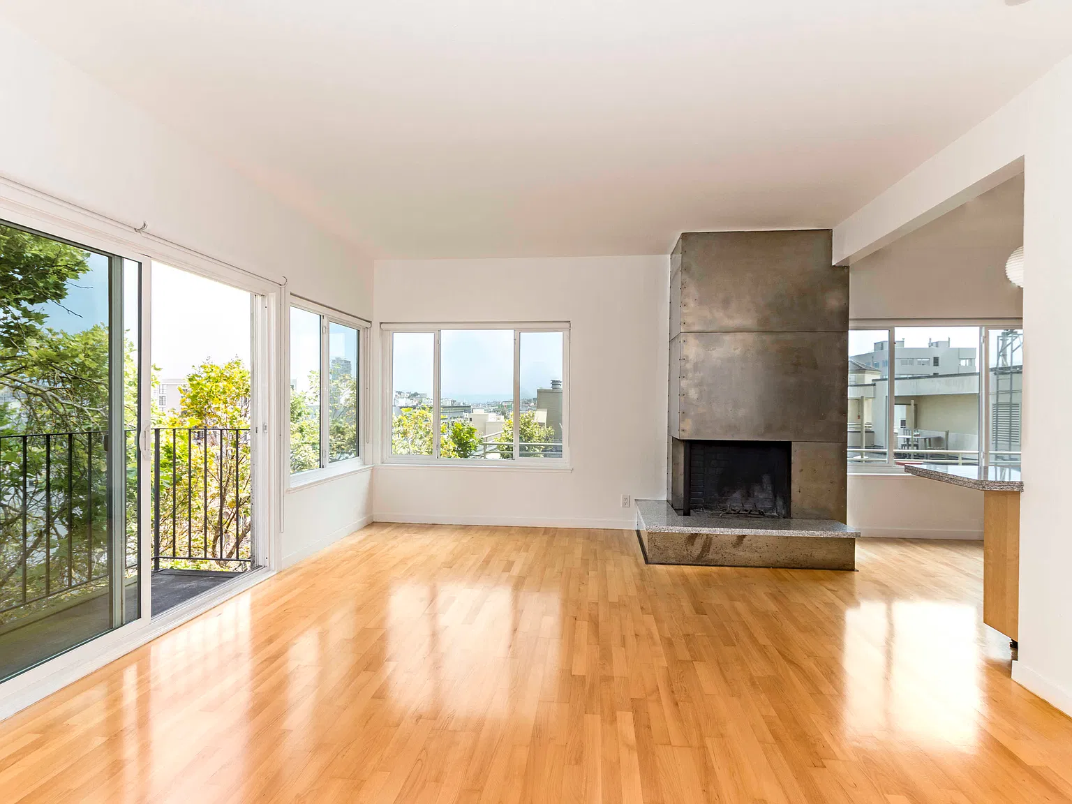 Modern 2-Bed, 2-Bath Condo Quality in Pacific Heights 1 Car Parking included! — Photo 3