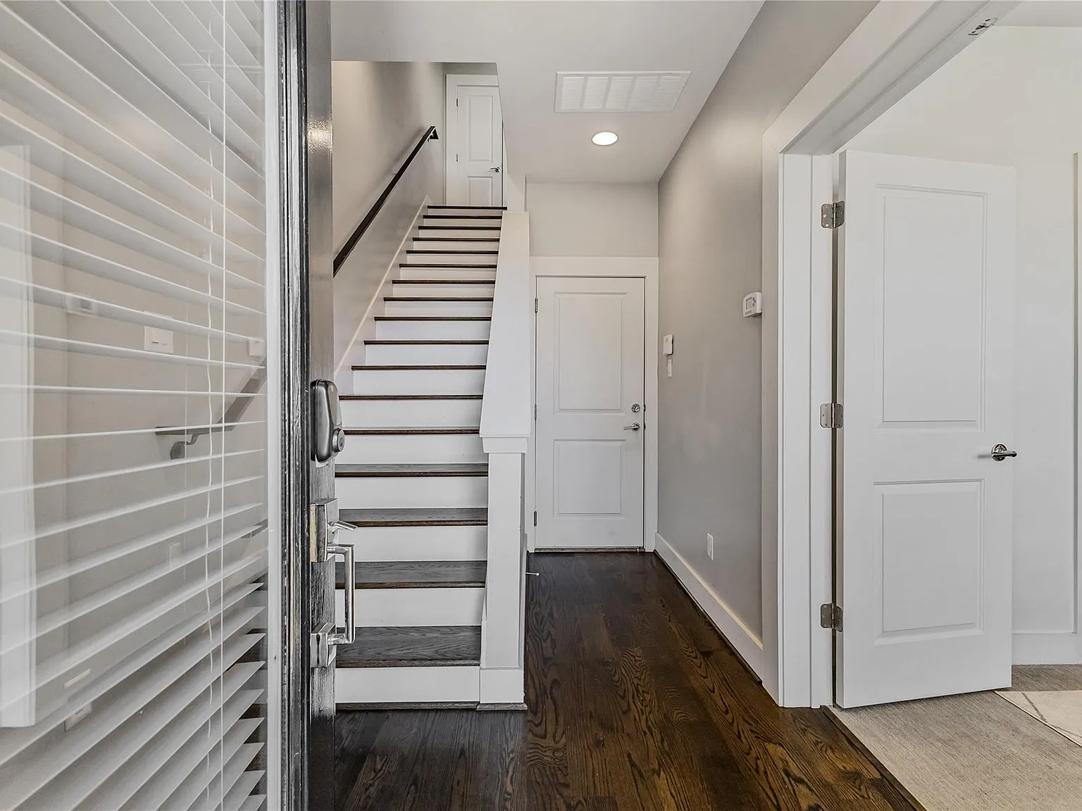 3 bed, 3.5 bath, 1976 sqft, $3,000 — Photo 2