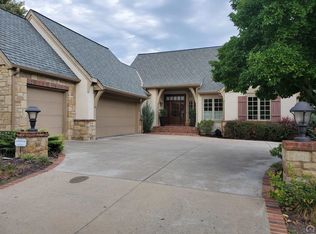 1014 SW Exmoor Ln, Topeka, KS 66604