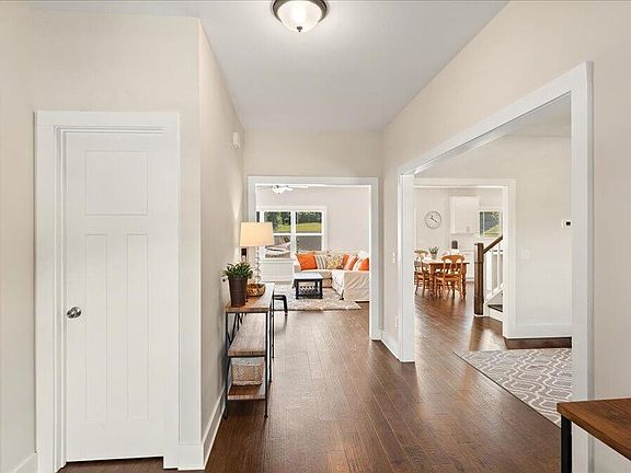 4th image of 2622 Honey Locust Ln