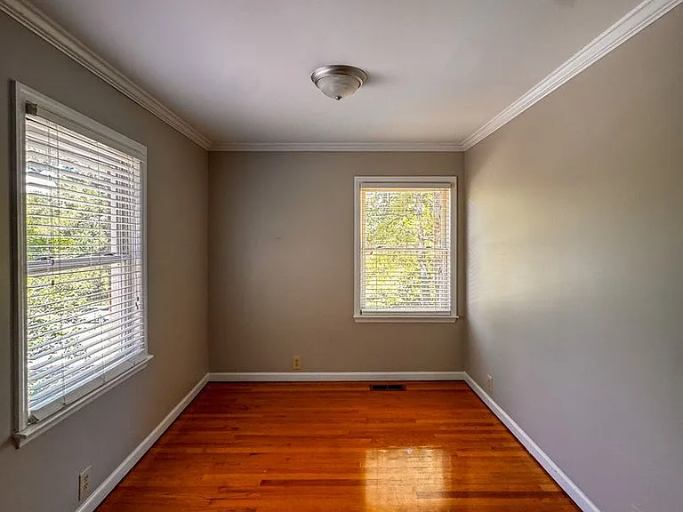 2305 Mirror Lake Dr — Photo 16