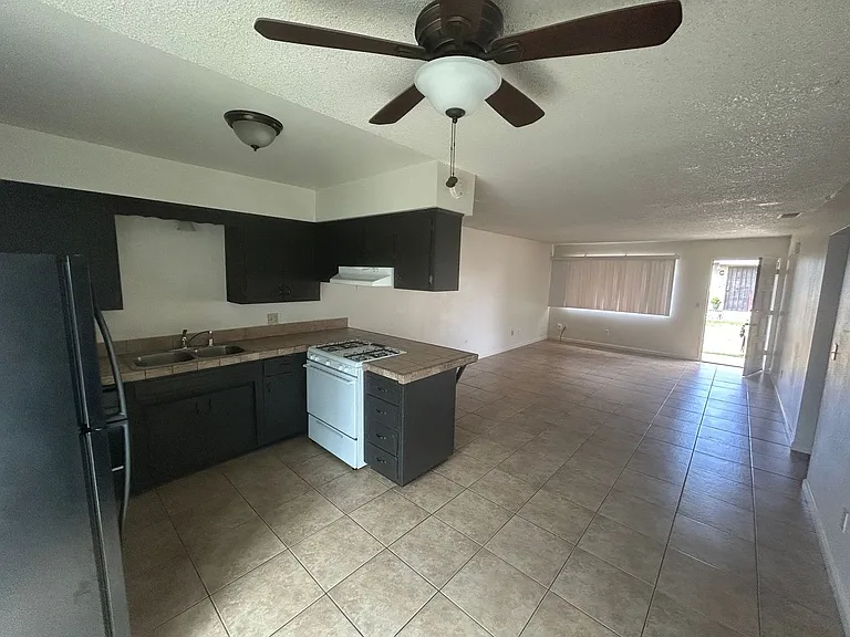 1424 N Lemoore Ave — Photo 7