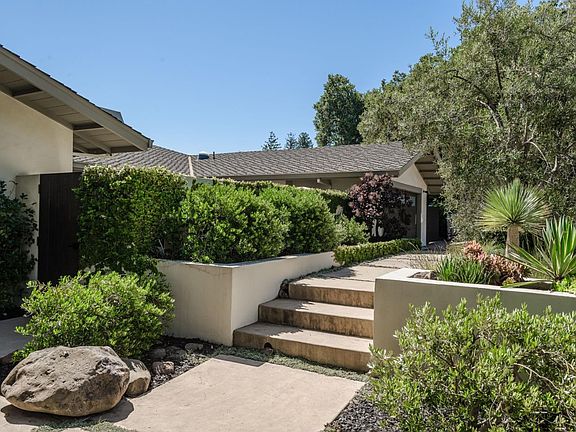 3rd image of 823 La Mesa Dr
