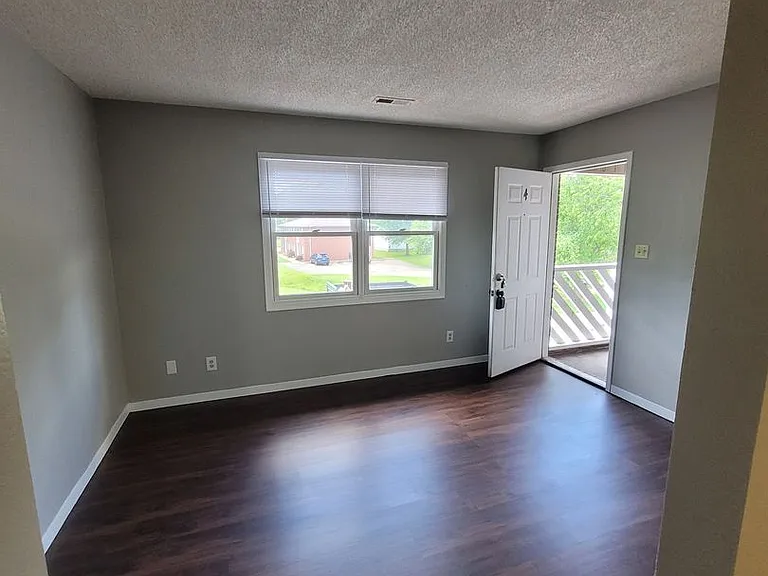Cross Creek Apartments — Photo 3