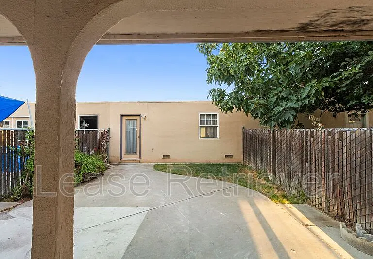 940 Palm Cir — Photo 24