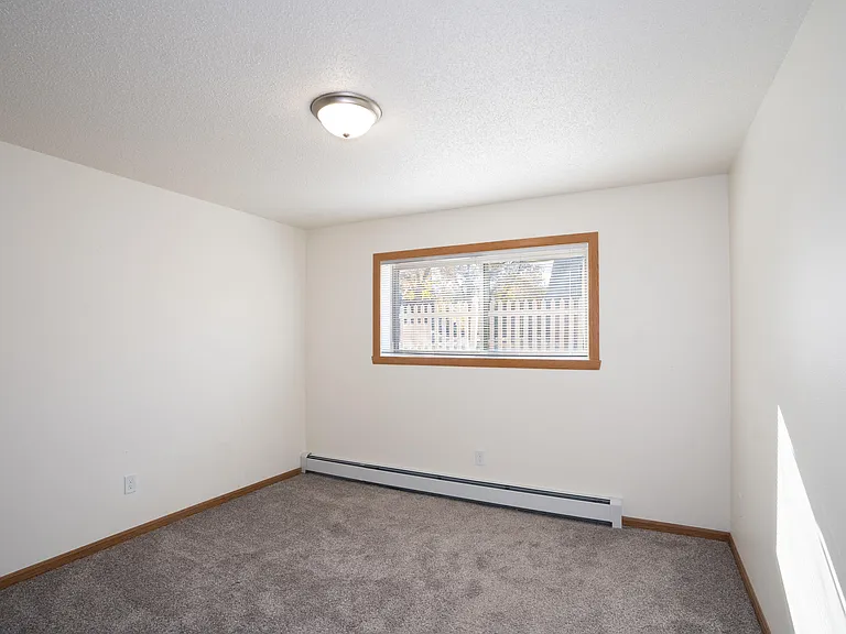 Fargo, ND Country Club Apartments | 21B | Bedroom
