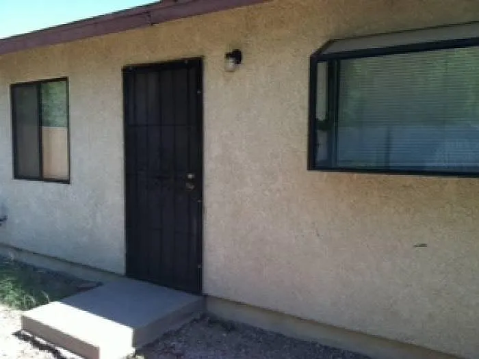 3 bed, 1.0 bath, 1000 sqft, $1,300 — Photo 1