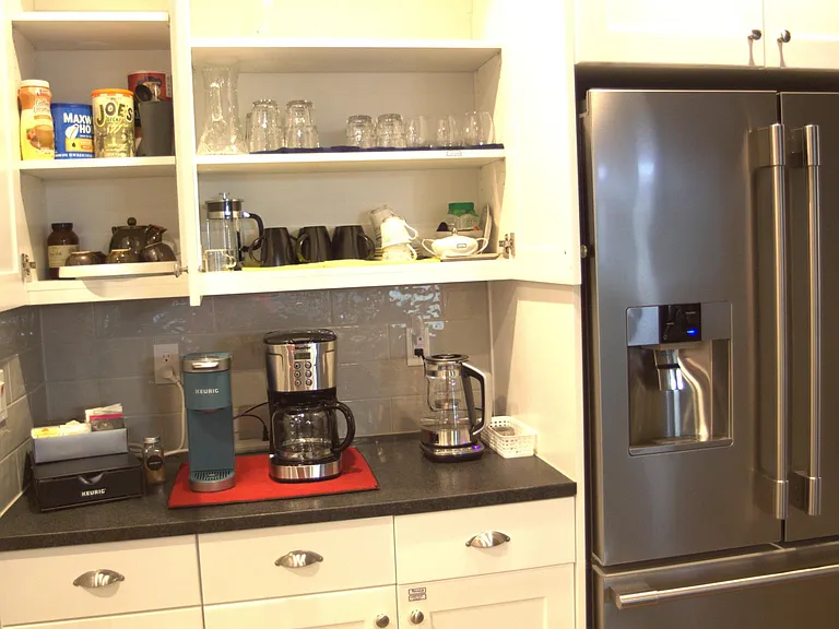 Tea & Coffee Station
* Kettle
* Single & 12 cups coffee machine 
* Multiple choices of tea bags & coffee flavors