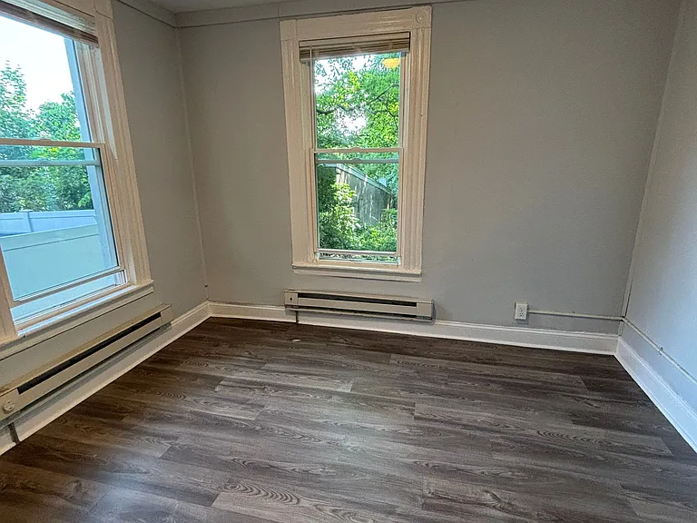 571-573 Howe Ave #573-1 — Photo 4