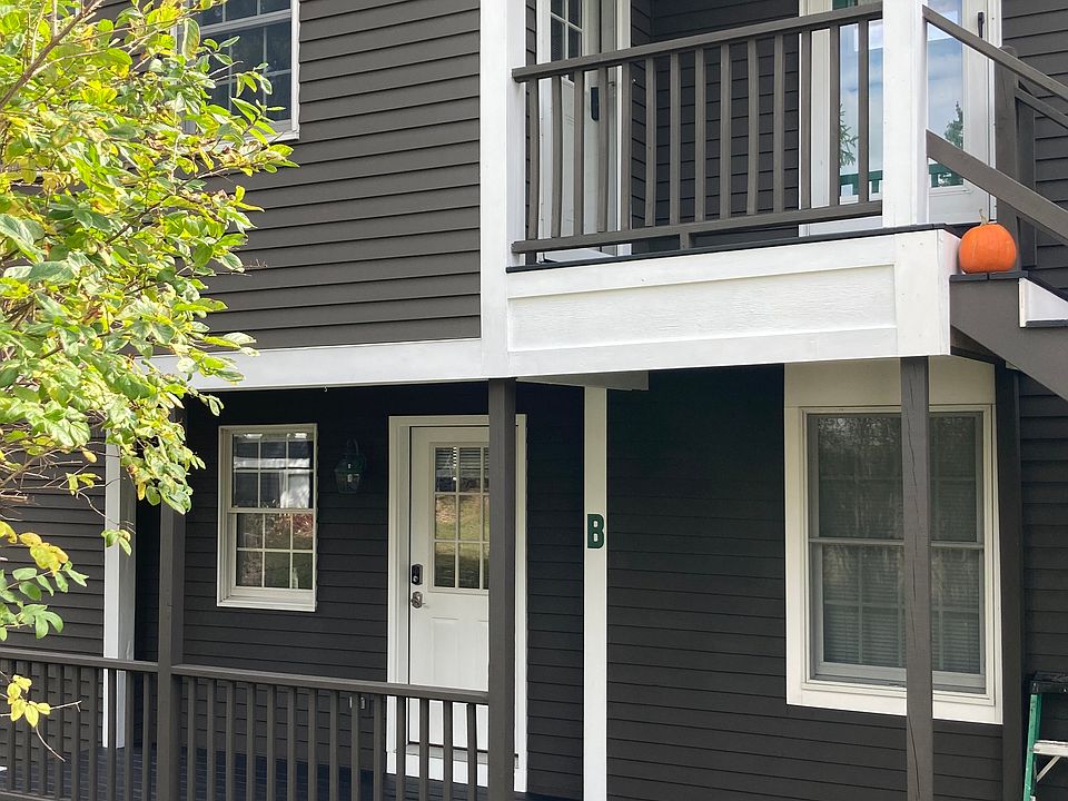 Apt B Private Deck and entrance