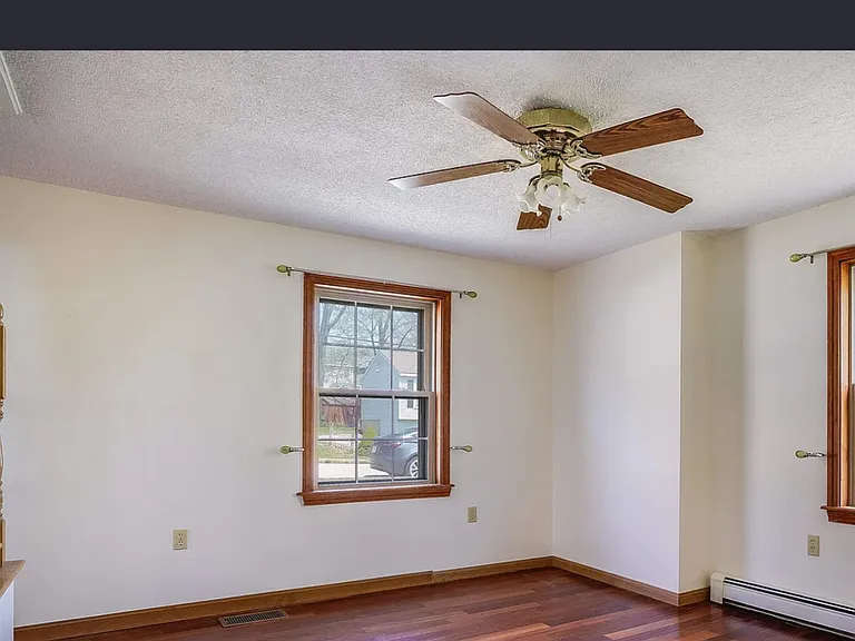 133 Mapleton Rd — Photo 1