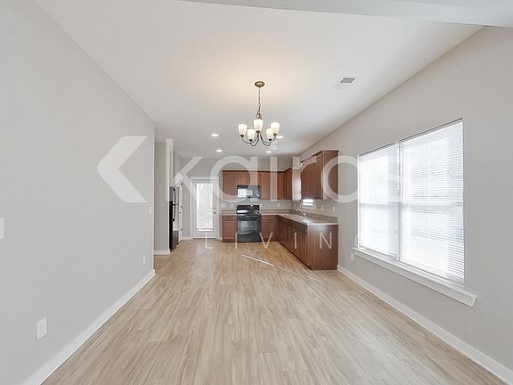 3rd image of 569 White Oak Cir